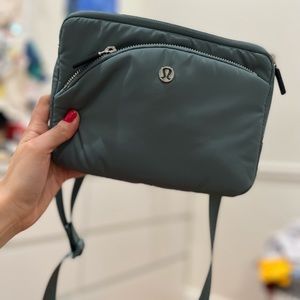 Like new Lululemon🍋 Crossbody aqua bag 🌊